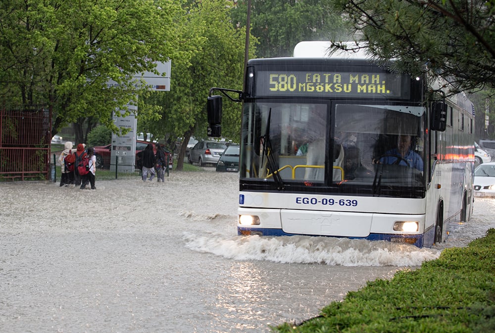 ankarayi-sel-aldi-yollar-gole-dondu-araclar-mahsur-kaldi-yenicag-16.jpg