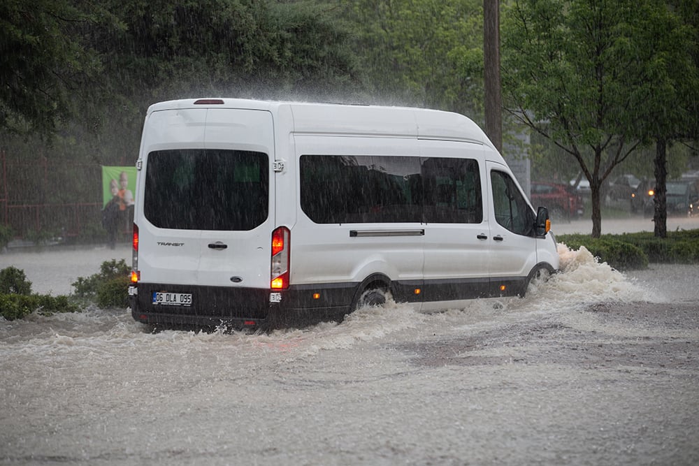 ankarayi-sel-aldi-yollar-gole-dondu-araclar-mahsur-kaldi-yenicag-8.jpg