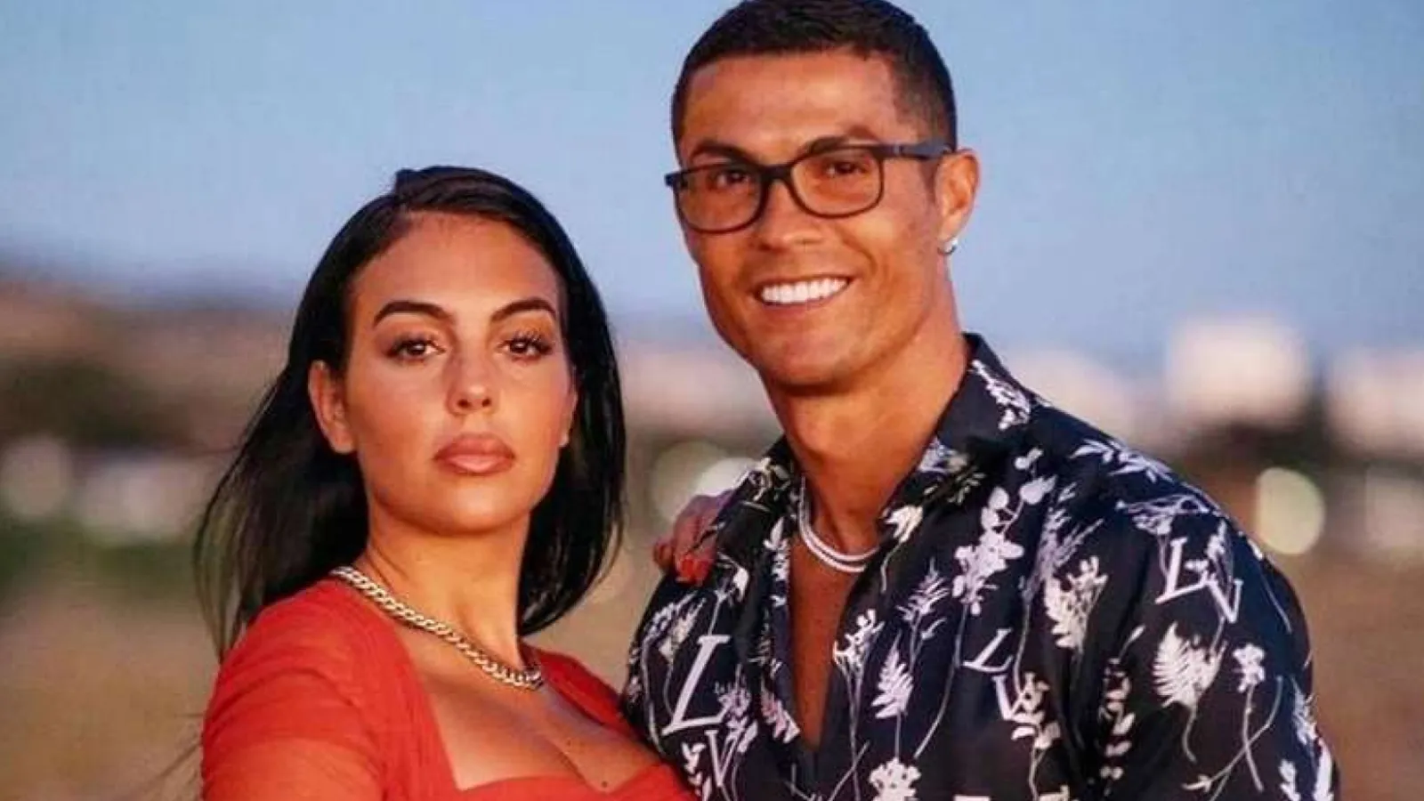 ronaldo-cocuklarina-bakan-sevgilisi-georgina-rodrigueze-aylik-100-bin-euro-oduyor-azwc.webp