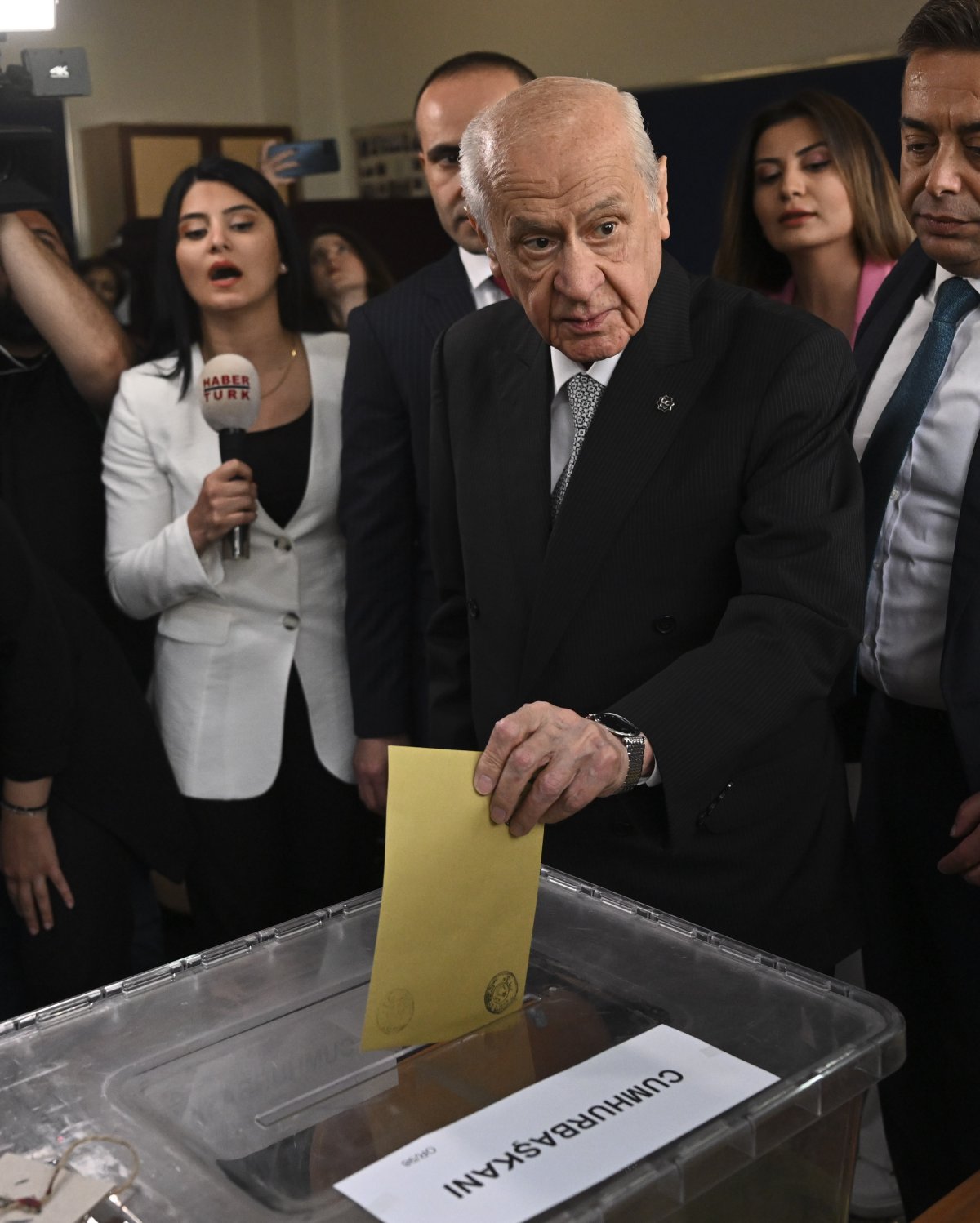 aa-20230528-31260280-31260277-mhp-leader-devlet-bahceli-votes-for-firstever-presidential-runoff-in-ankara.jpg