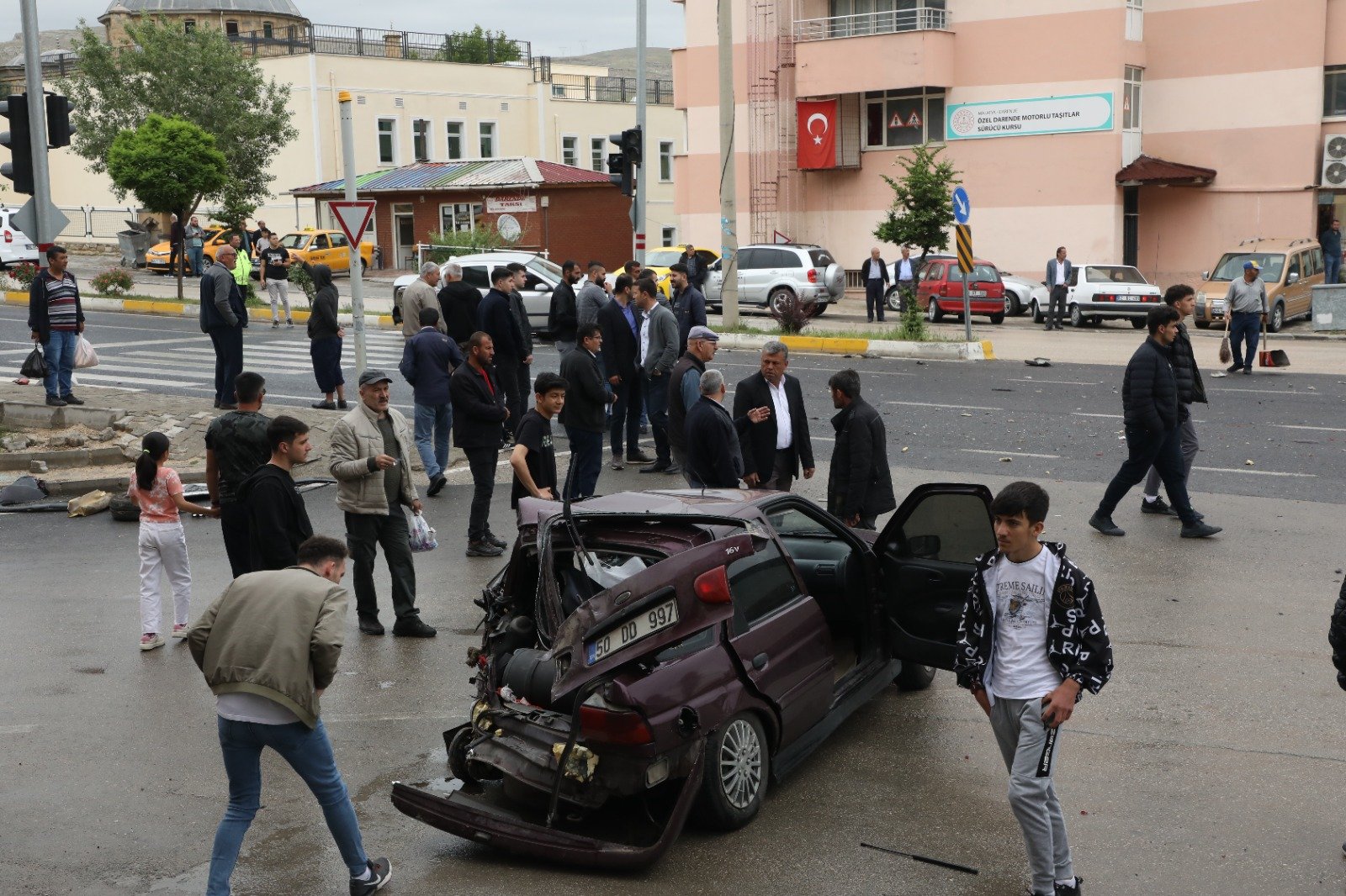 midibus-kirmizi-isikta-bekleyen-2-otomobil-carpti-7-yarali-yenicag4.jpg