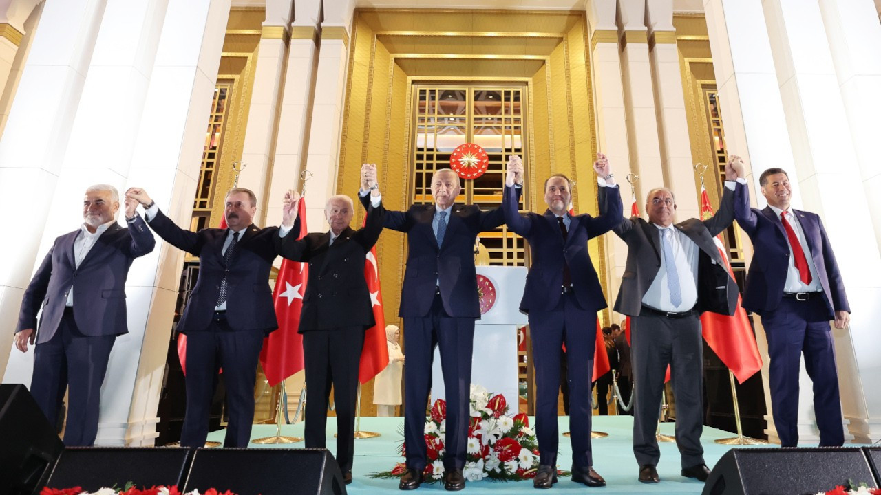 erdogan-saray-balkon-kutlama.jpeg