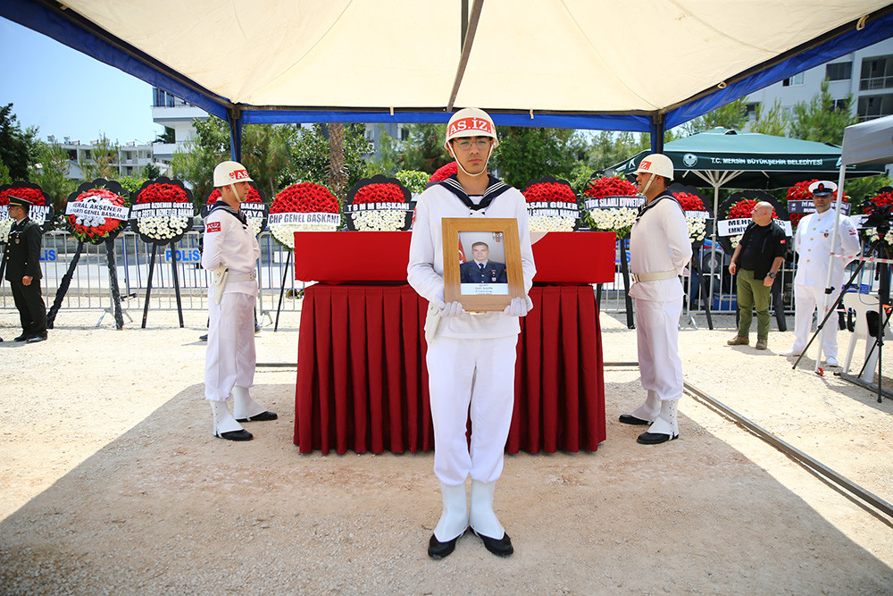 ehitlere-son-veda-turkiye-sehitlerini-gozyaslariyla-ugurlandi-yenicag-13.jpg