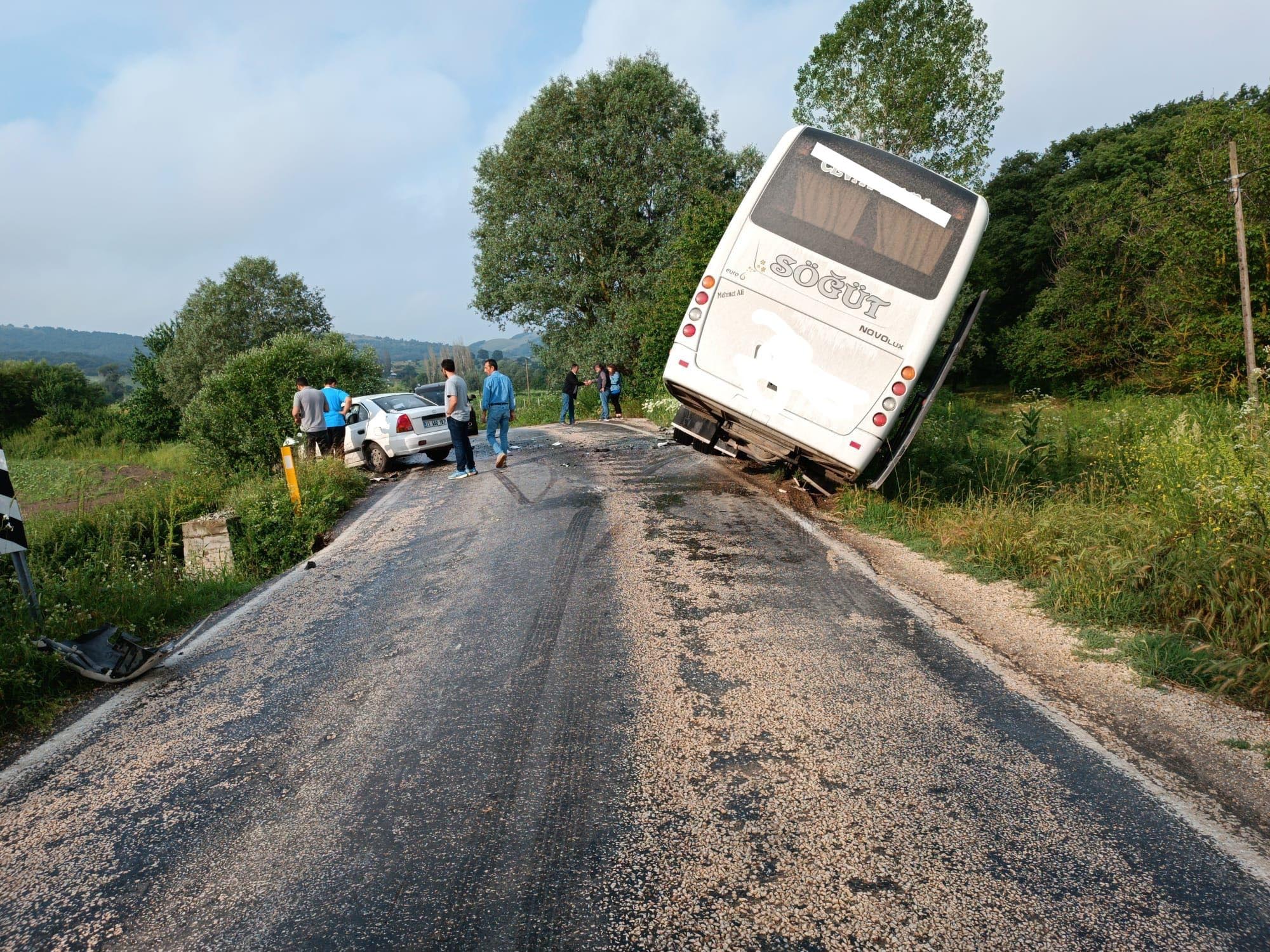 bilecikte-midibus-ile-otomobil-carpisti-11-yarali-6604-dhaphoto2.jpg