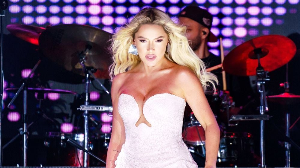 hadise-den-yine-konusulan-kombin-q7cd6.png