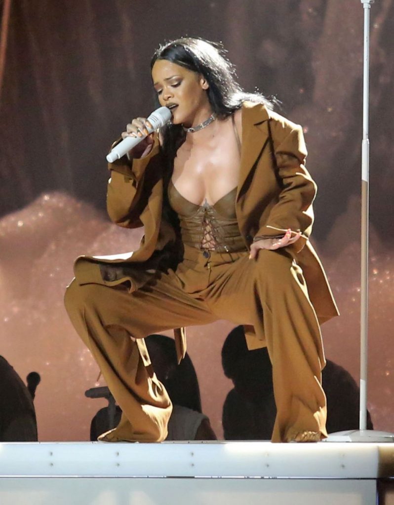 rihanna-performing-at-rogers-arena-in-vancouver-1-798x1024.jpg