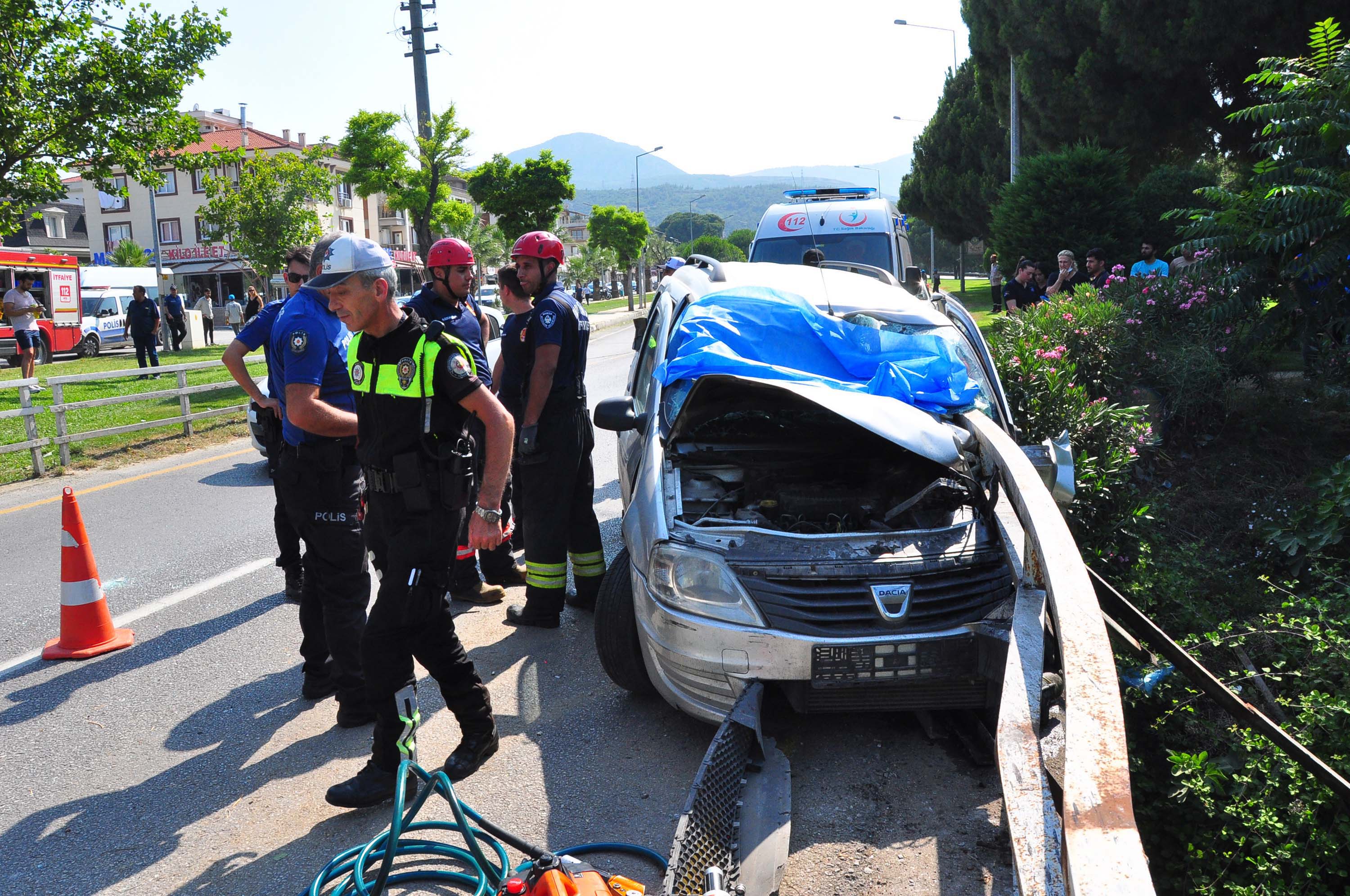 otomobille-carptigi-koprunun-demir-korkulugu-vucuduna-saplanan-surucu-oldu-yenicagx.jpg