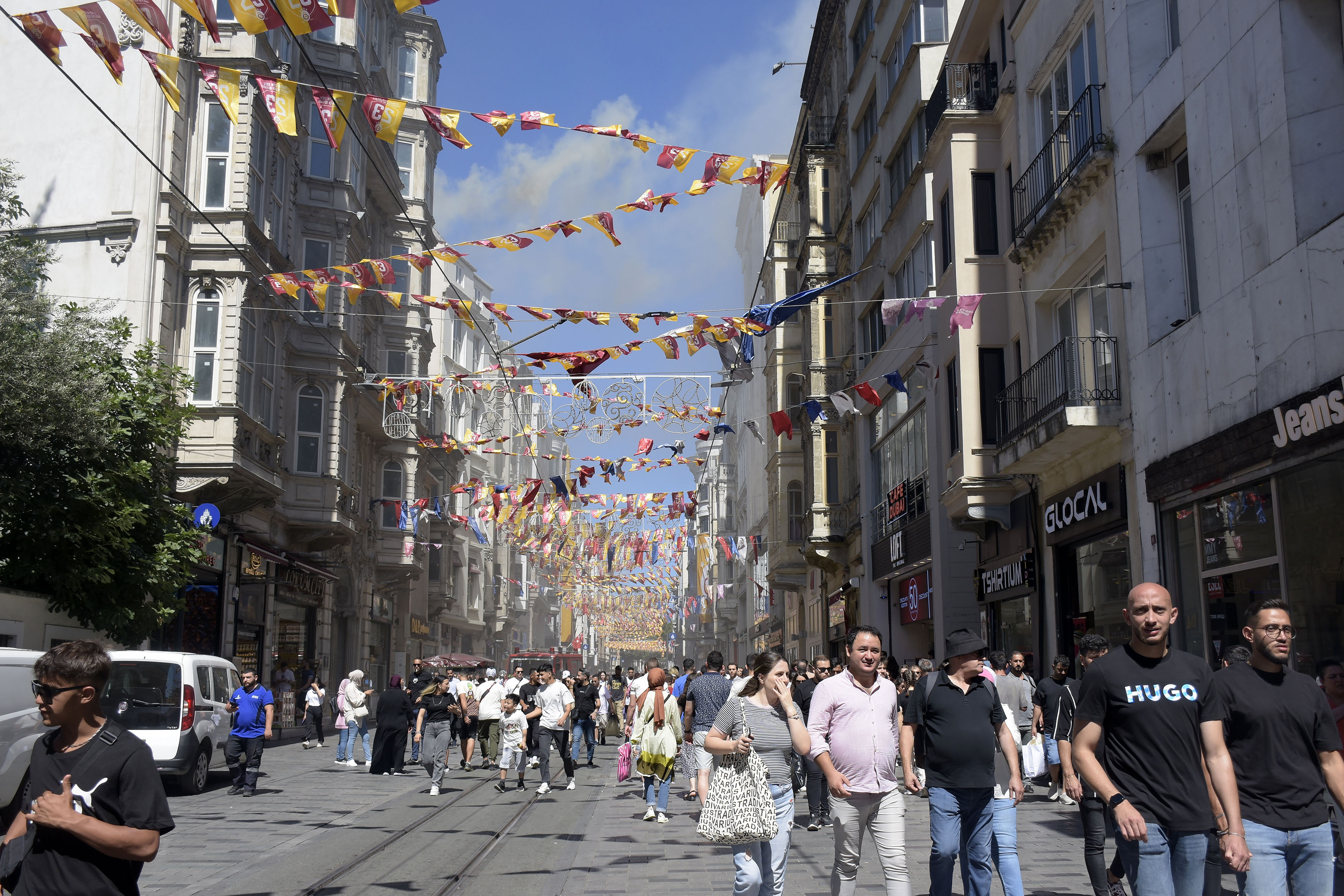 istiklal-caddesinde-restoranin-catisi-yandi-1610-dhaphoto3.jpg