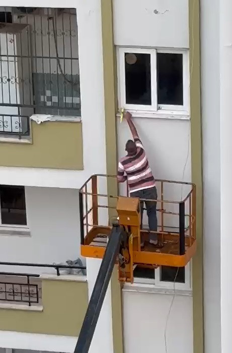 evden-kacan-papagan-3uncu-kat-penceresinden-vincle-alindi-7465-dhaphoto2.jpg
