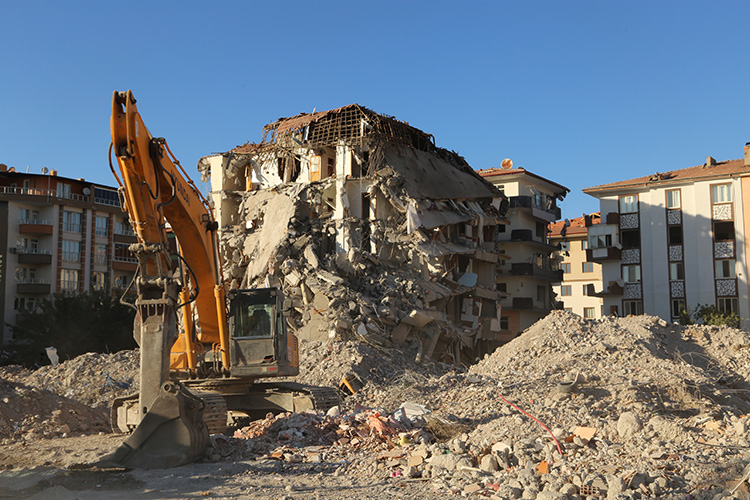 1malatyada-depremde-agir-hasar-alan-binalarin-yikimina-devam-ediliyor-yenicag.jpg