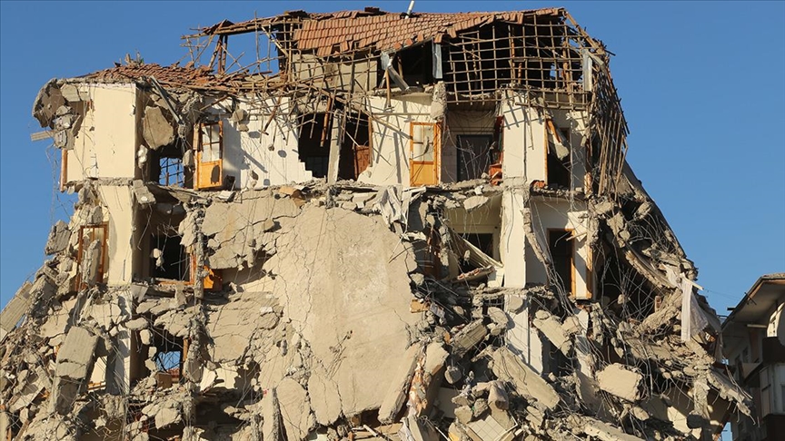 malatyada-depremde-agir-hasar-alan-binalarin-yikimina-devam-ediliyor-yenicag.jpg