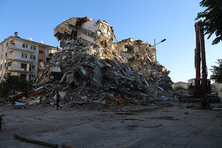 malatyada-depremde-agir-hasar-alan-binalarin-yikimina-devam-ediliyor-yenicag1.jpg