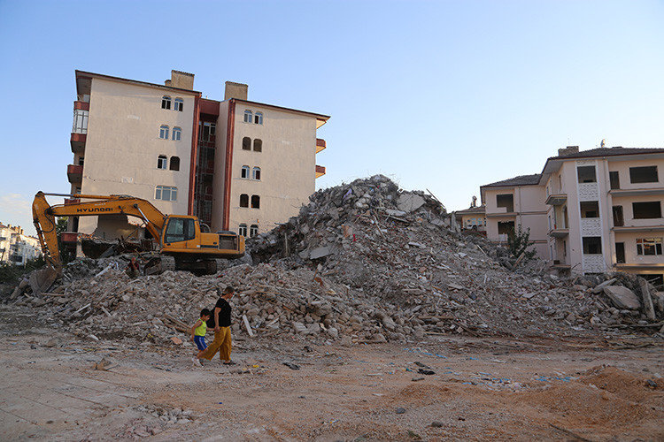malatyada-depremde-agir-hasar-alan-binalarin-yikimina-devam-ediliyor-yenicag3.jpg