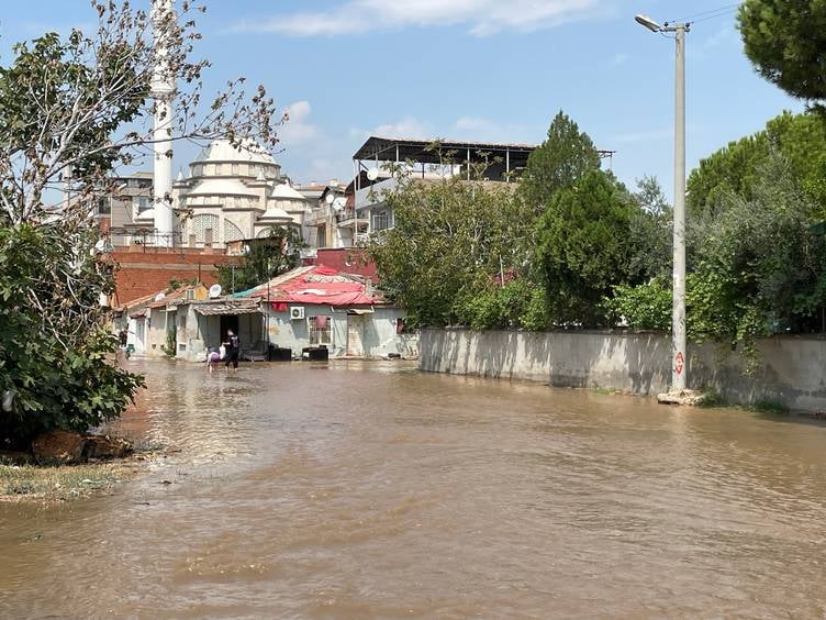 su-borusu-patladi-gole-donen-arsa-cocuklarin-havuzu-oldu-yenicag-2.jpg