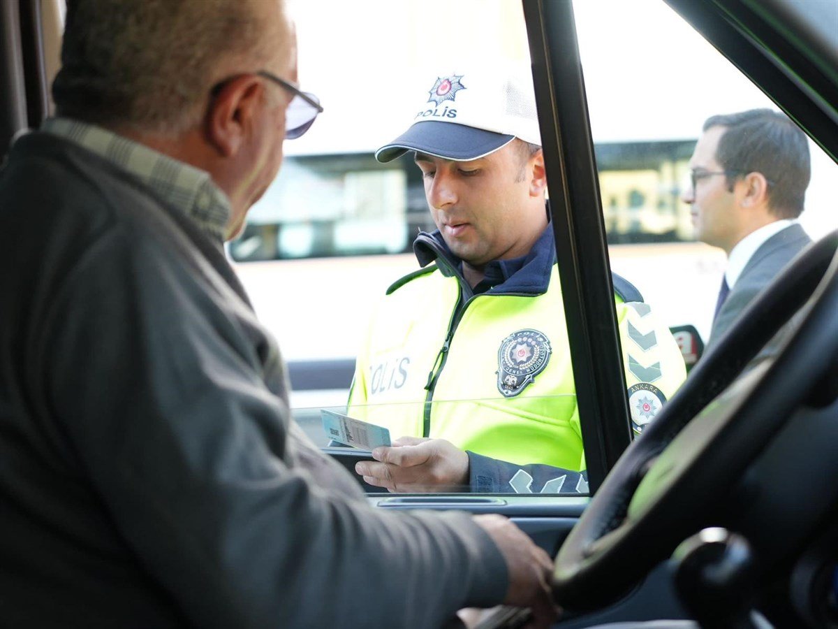 okul-cevreleri-ve-servis-araclarina-es-zamanli-denetim-yapildi-yenicag-10.jpg