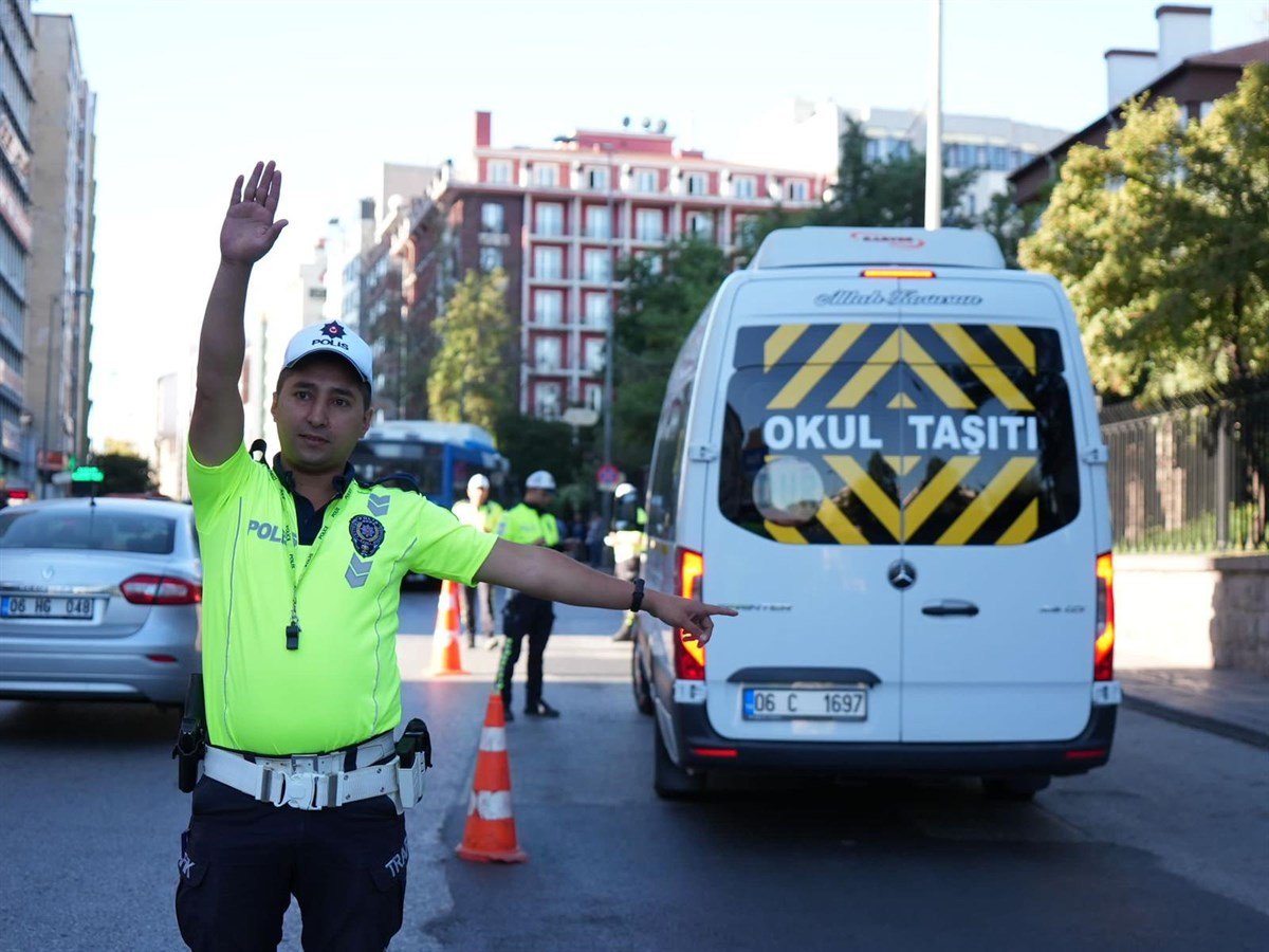 okul-cevreleri-ve-servis-araclarina-es-zamanli-denetim-yapildi-yenicag-6.jpg