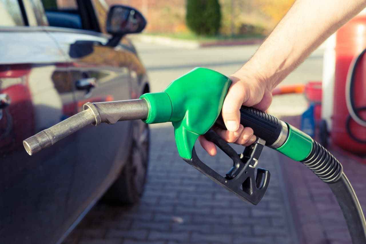 benzin-ve-motorin-fiyatina-zam-yagiyor-hem-sesli-hem-sessiz-1646382450.jpg