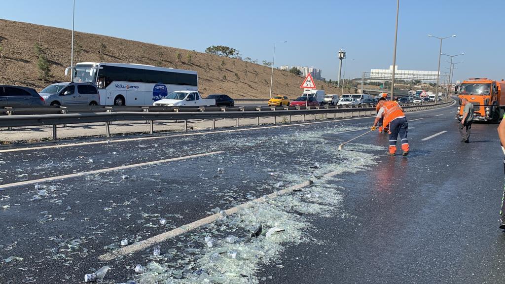 temde-otomobile-carpan-tirdaki-su-siseleri-yola-dokuldu-yogun-trafik-olustu-yenicag.jpg