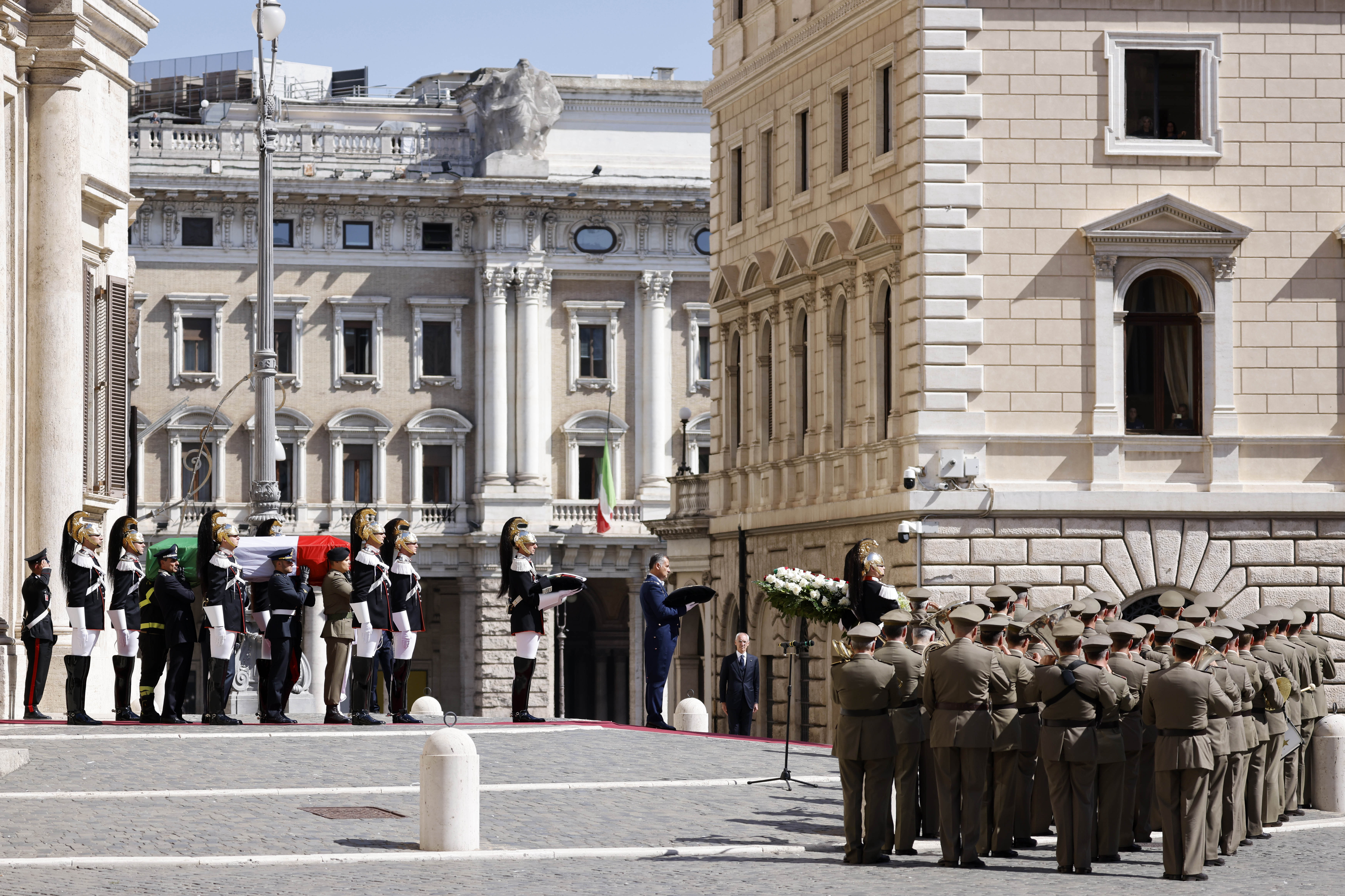 italyada-olen-eski-cumhurbaskani-napolitano-devlet-toreniyle-son-yolculuguna-ugurlandi-yenicag-2.jpg