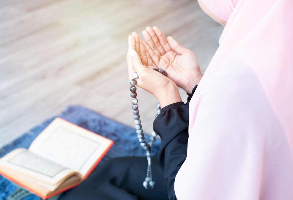 muslim-woman-pray-with-beads-and-read-quran.jpg