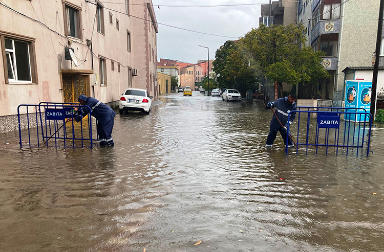 anakkaleyi-vurdu-rotasini-istanbula-cevirdi-dere-tasti-tekne-bakti-cadde-gole-dondu-yenicag-9.jpg