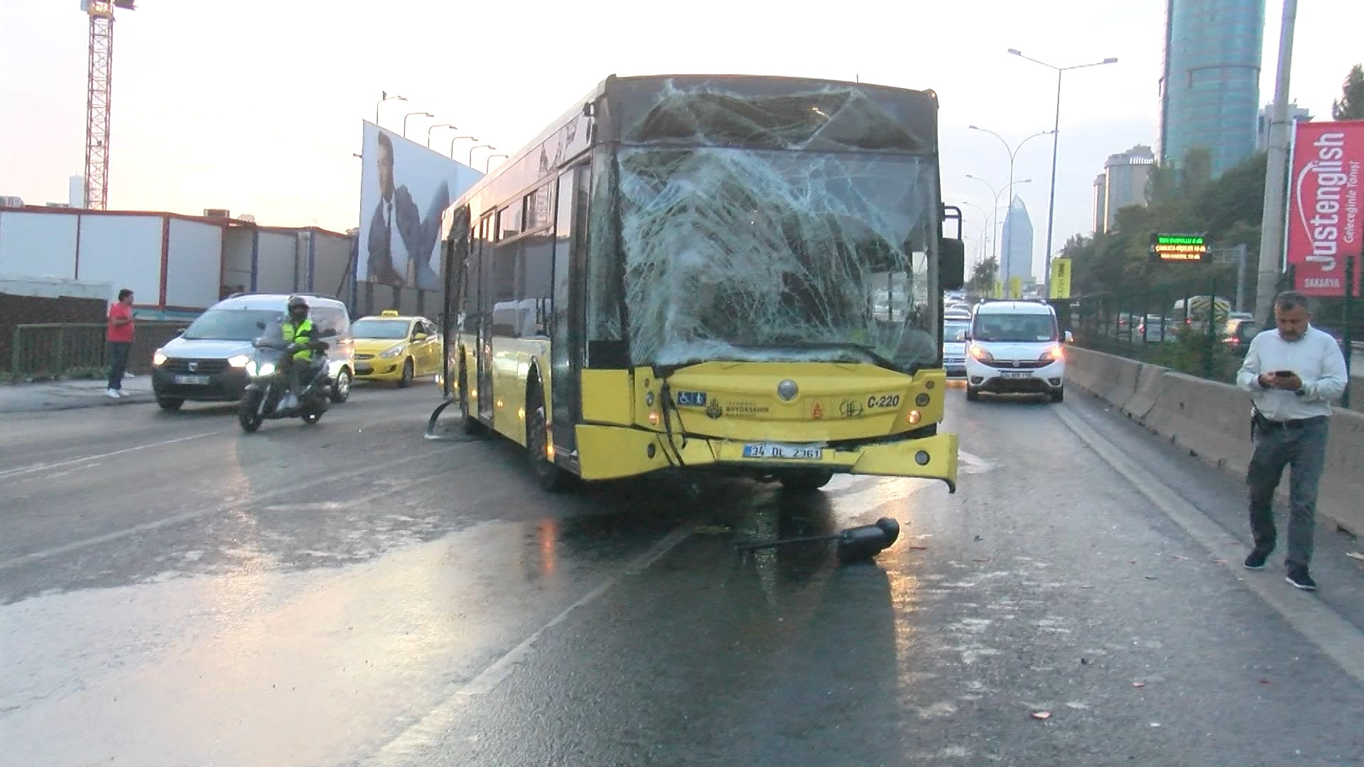 kadikoyde-iki-iett-otobusu-ile-minibusun-karistigi-kazada-trafik-felc-oldu-3451-dhaphoto2.jpg