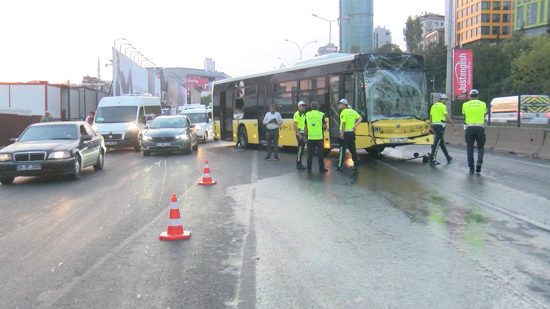 kadikoyde-iki-iett-otobusu-ile-minibusun-karistigi-kazada-trafik-felc-oldu-3451-dhaphoto4.jpg