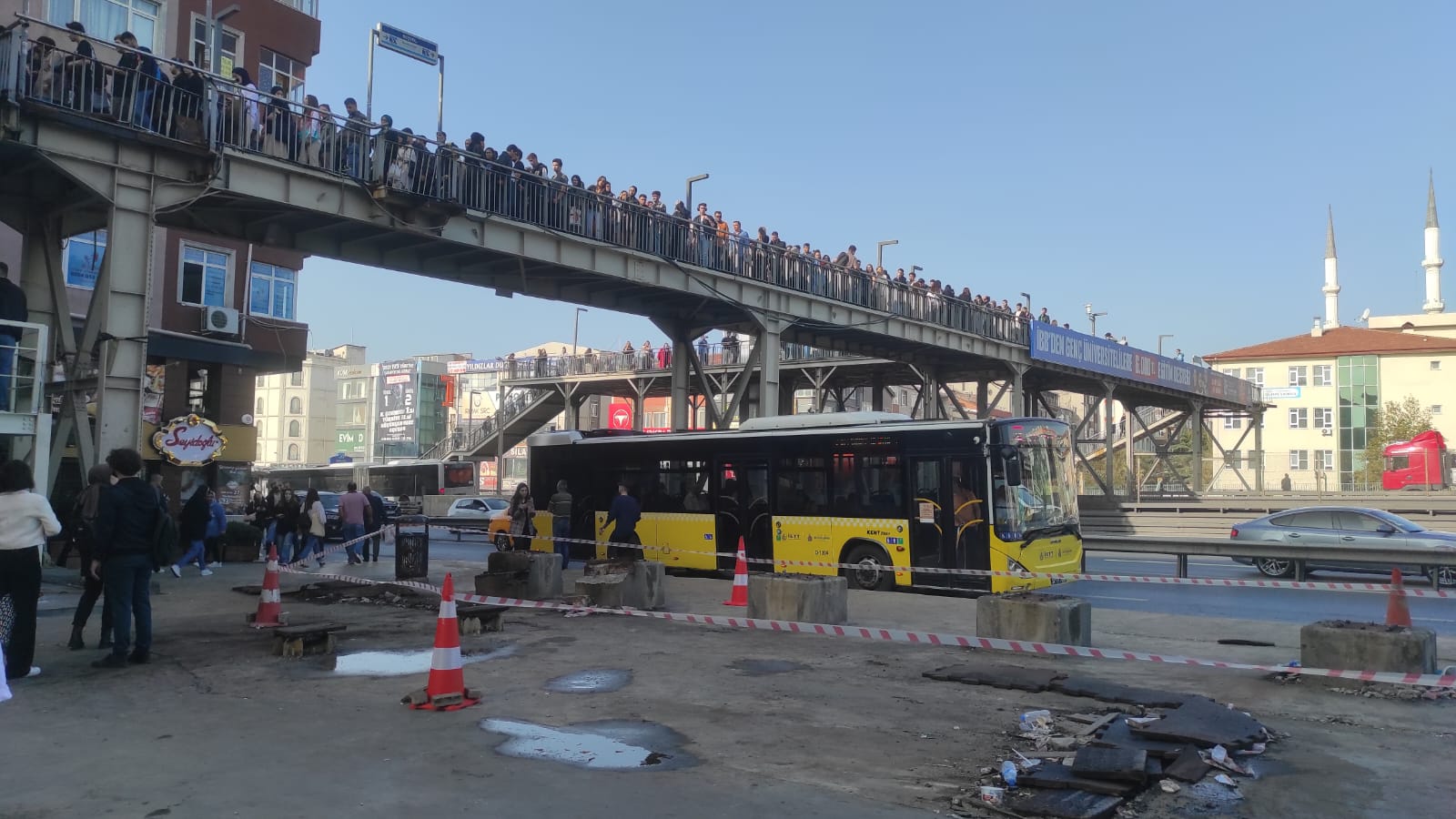 stanbullularin-metrobus-cilesi-uzun-kuyruklar-olustu-vatandaslar-isyan-etti-yenicag-1.jpg