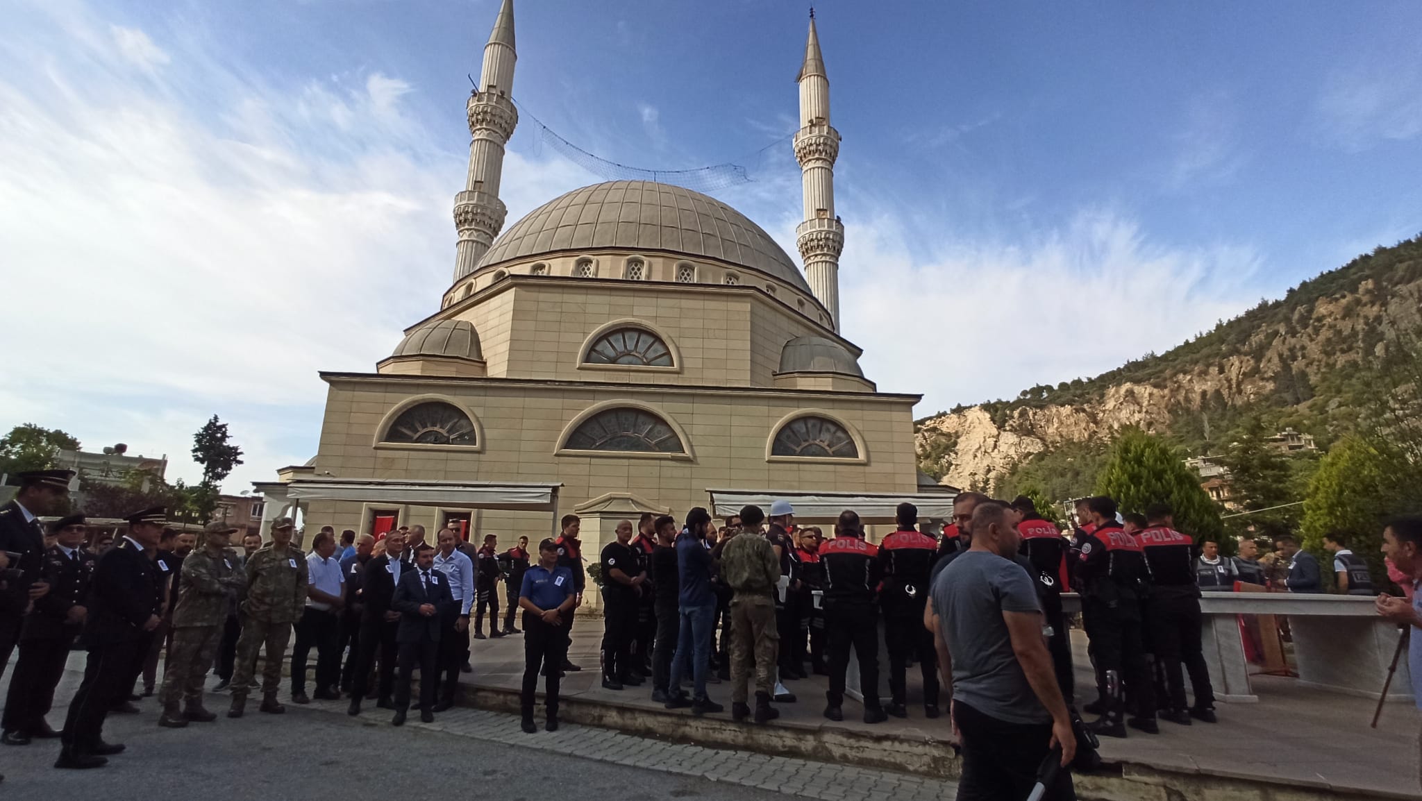 ehit-polisin-esinden-yurek-yakan-veda-tabuta-sarilip-fotografini-optu-yenicag-29.jpg