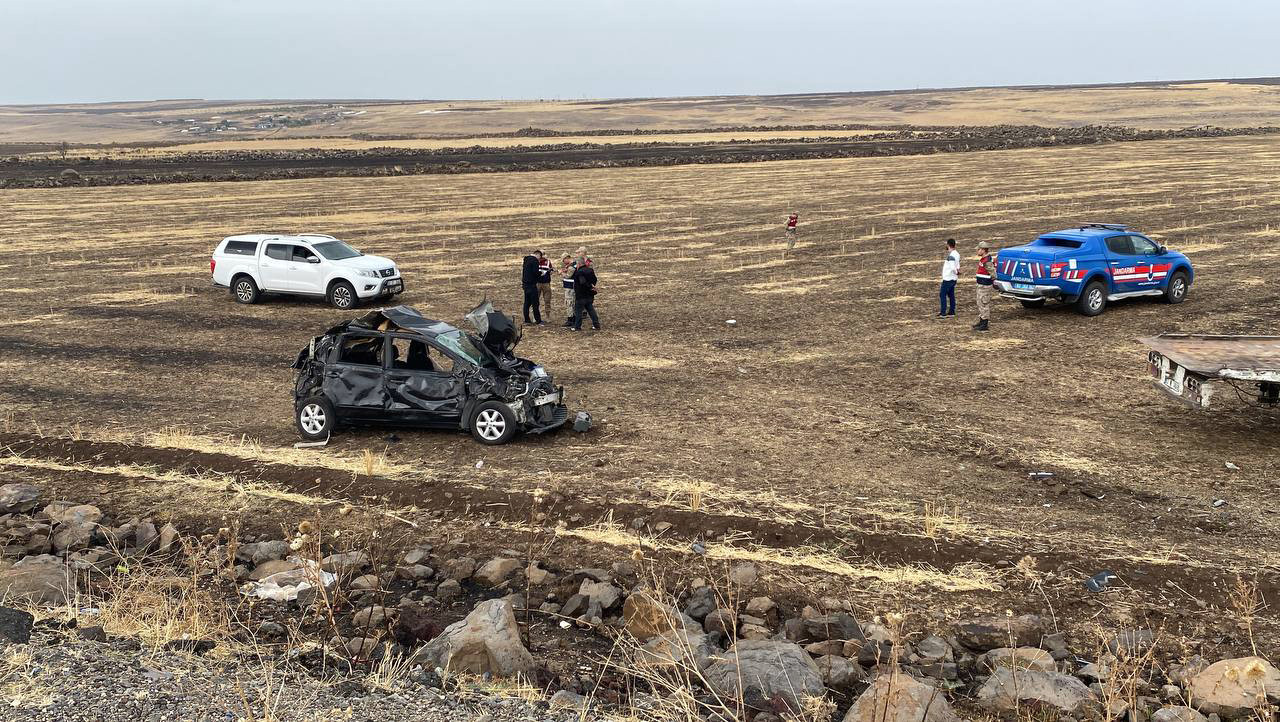 sanliurfada-otomobil-tarlaya-devrildi-7-yarali-yenicag3.jpg