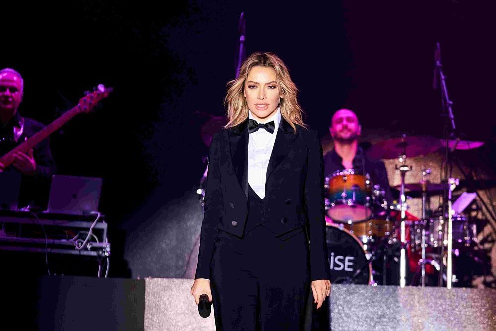 hadise-ataturk-kostumleri-ile-sahne-aldi-hk7ux.jpg