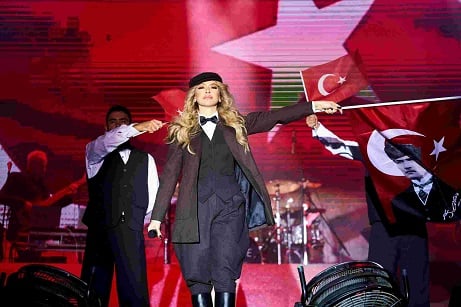 hadise-ataturk-kostumleri-ile-sahne-aldi-hw8zl.jpg