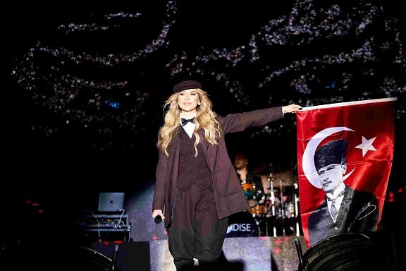 hadise-ataturk-kostumleri-ile-sahne-aldi-rf2gc.jpg