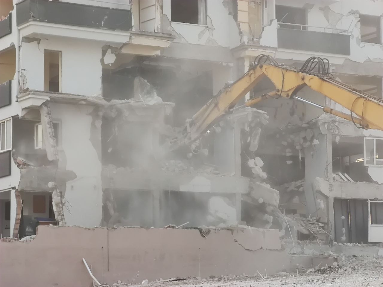 agir-hasarli-4-bina-kontrollu-yikildi-yenicag-4.jpg