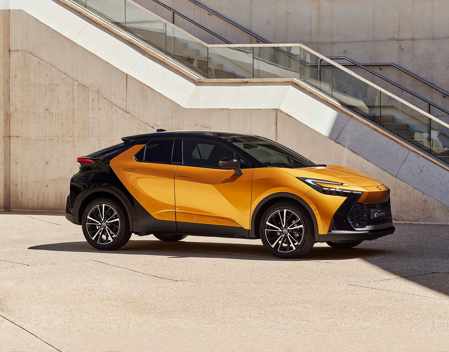 1699099614-yeni-toyota-c-hr.jpg