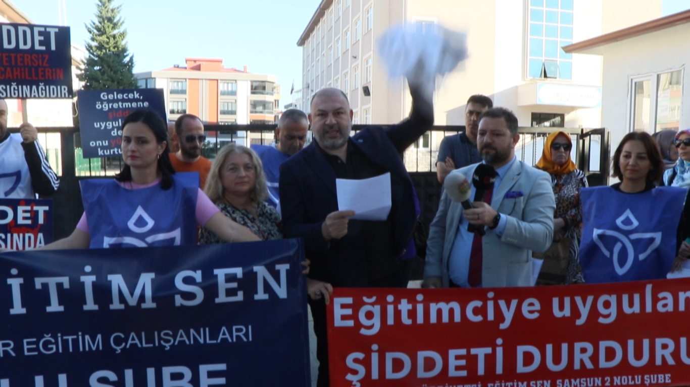 samsunda-ogretmene-siddet-iddiasi-sendika-uyelerinden-protesto-7380-dhaphoto3.jpg