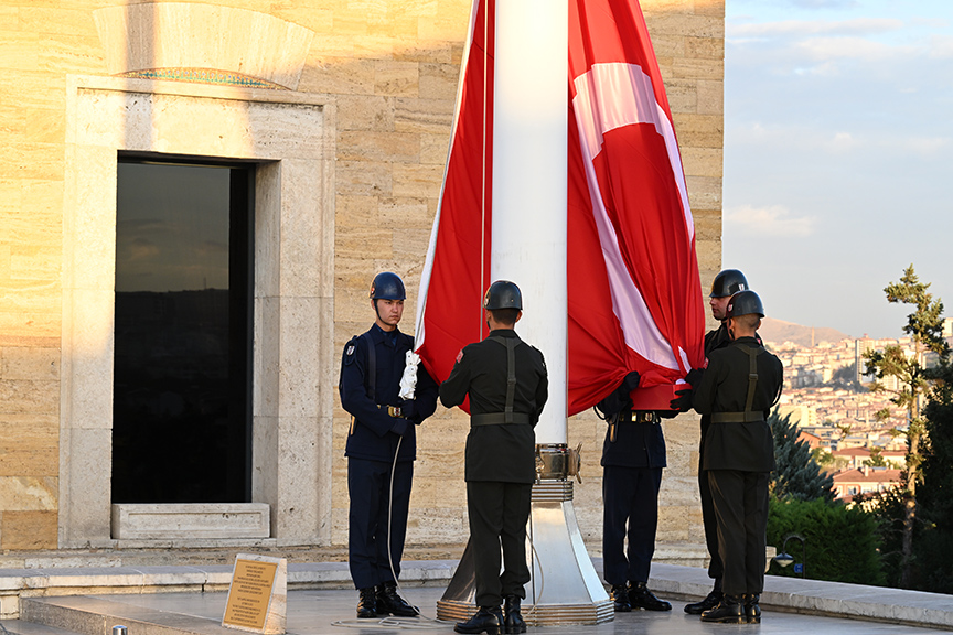 bayragin-gonderden-hic-inmedigi-yer-anitkabir-yenicag-4.jpg