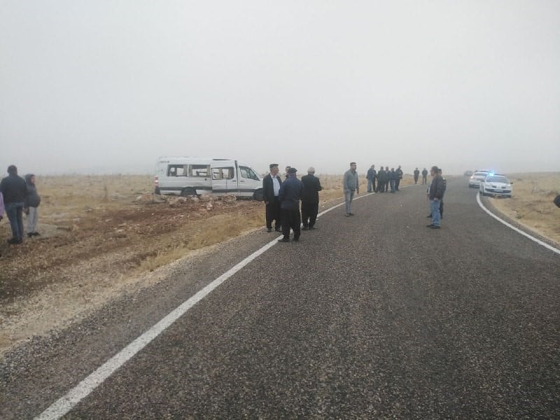 cenazeye-gidenleri-tasiyan-minibus-devrildi-2si-agir-18-yarali-yenicag-1.jpg