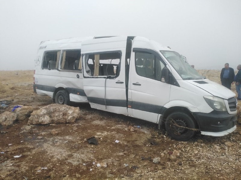 cenazeye-gidenleri-tasiyan-minibus-devrildi-2si-agir-18-yarali-yenicag-3-001.jpg