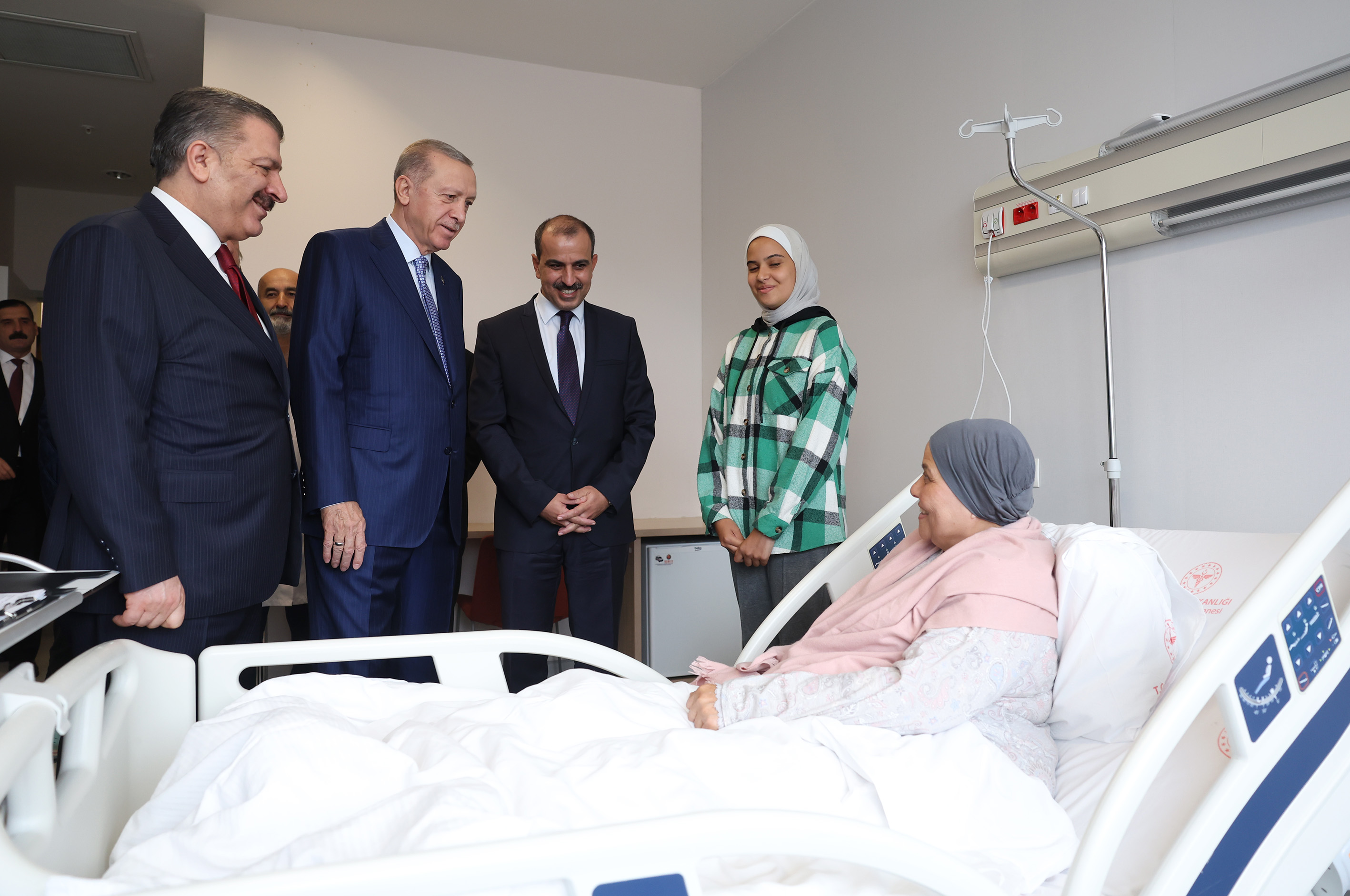 erdogan-turkiyeye-getirilen-gazzeli-hastalari-ziyaret-etti-yenicag-1.jpg