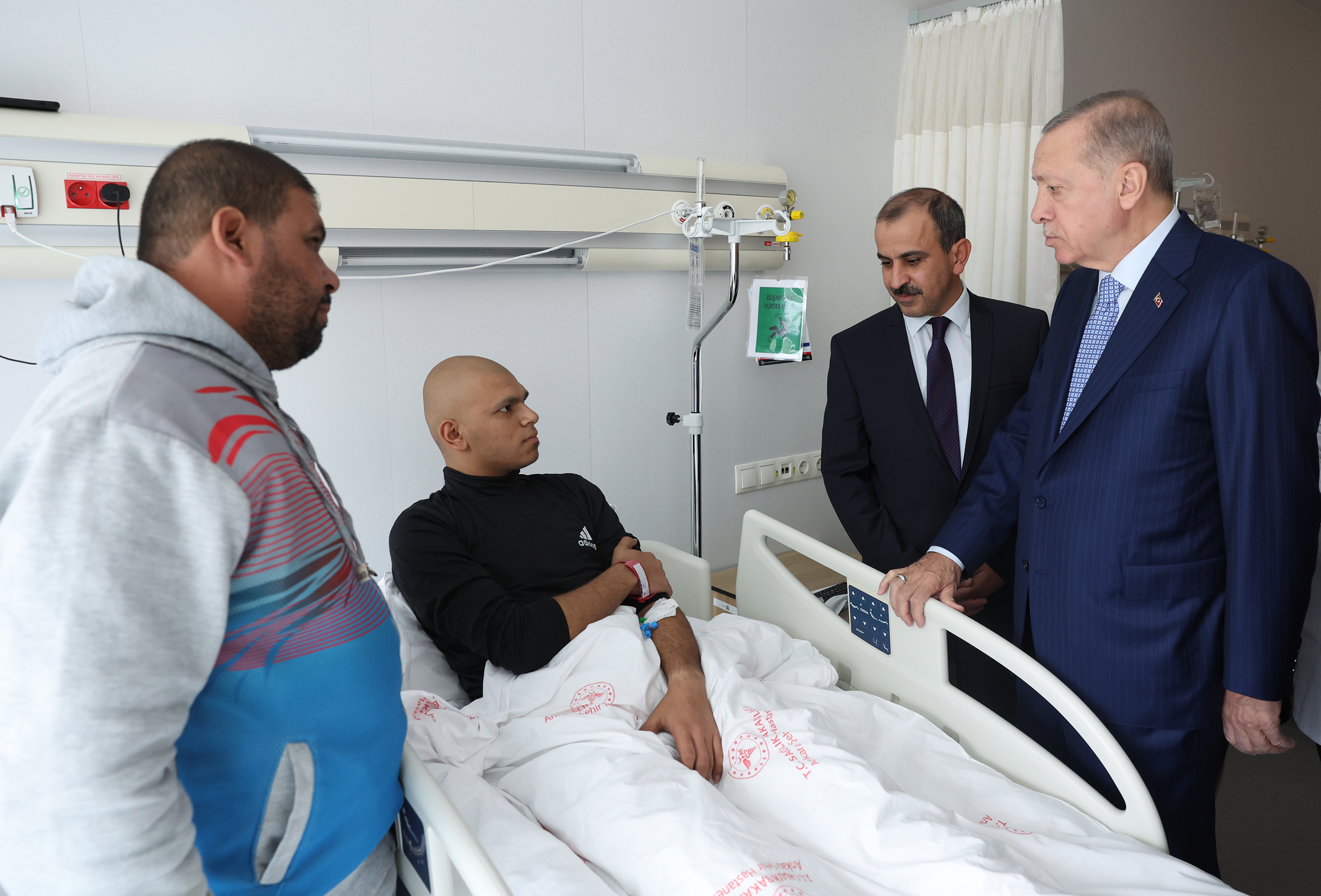 erdogan-turkiyeye-getirilen-gazzeli-hastalari-ziyaret-etti-yenicag-5.jpg
