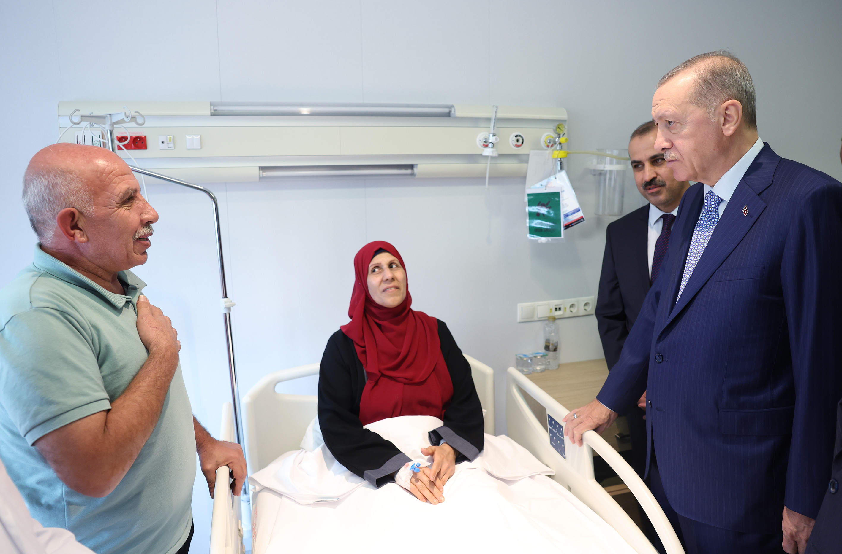 erdogan-turkiyeye-getirilen-gazzeli-hastalari-ziyaret-etti-yenicag-6.jpg