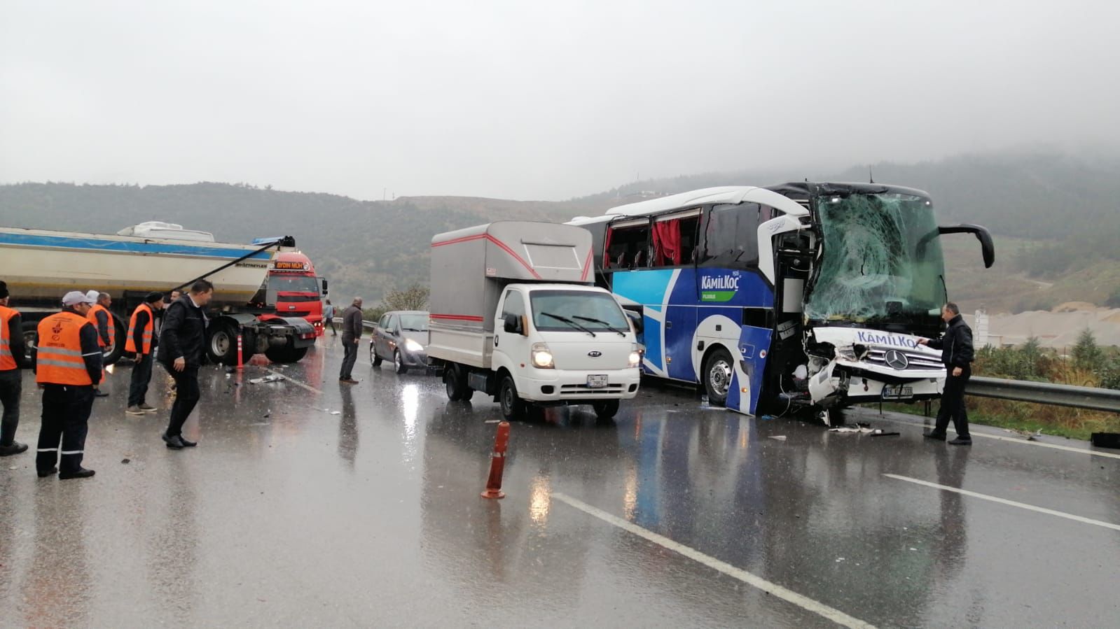 yolcu-otobusu-aniden-serit-degistiren-hafriyat-kamyonuna-carpti-kaza-ani-kamerada-yenicag10.jpg