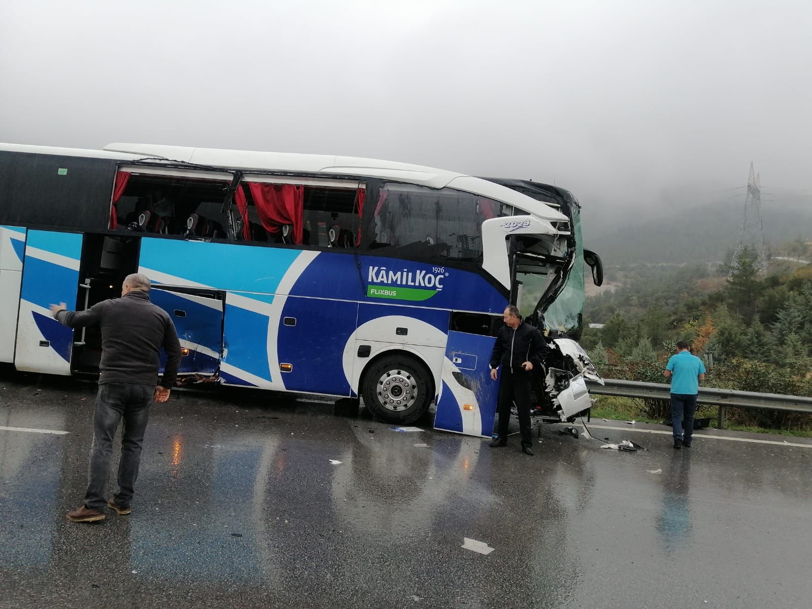 yolcu-otobusu-aniden-serit-degistiren-hafriyat-kamyonuna-carpti-kaza-ani-kamerada-yenicag9.jpg