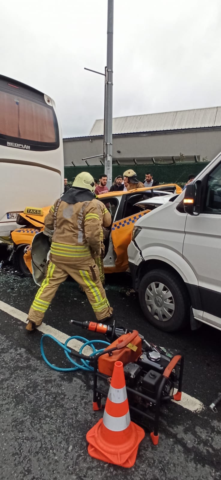 fatihte-servis-minibusu-taksiye-carpti-yenicag10.jpg