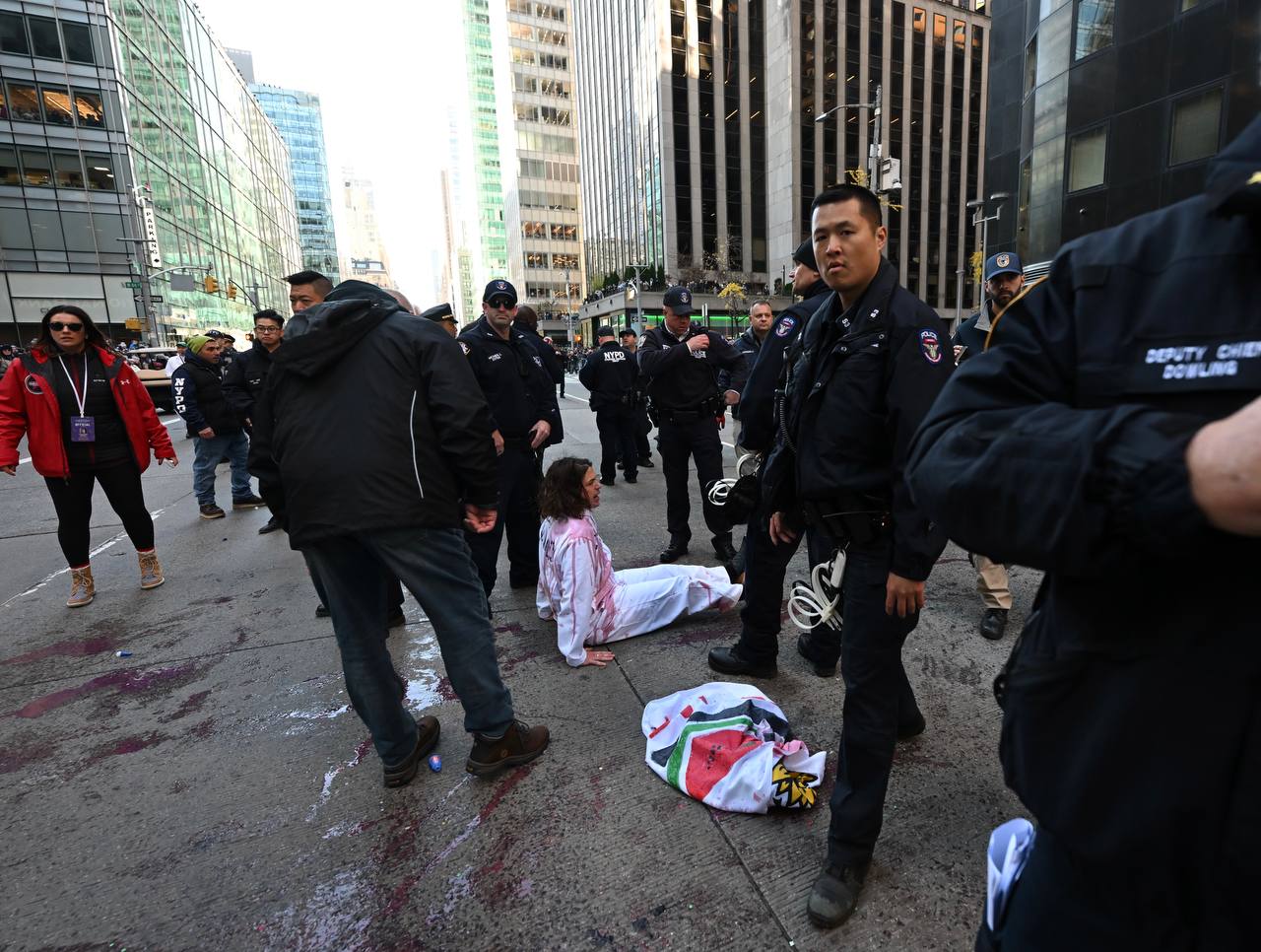 aa-20231123-33003646-33003627-police-arrest-propalestinian-protesters-in-new-york-city-during-thanksgiving-day-parade.jpg