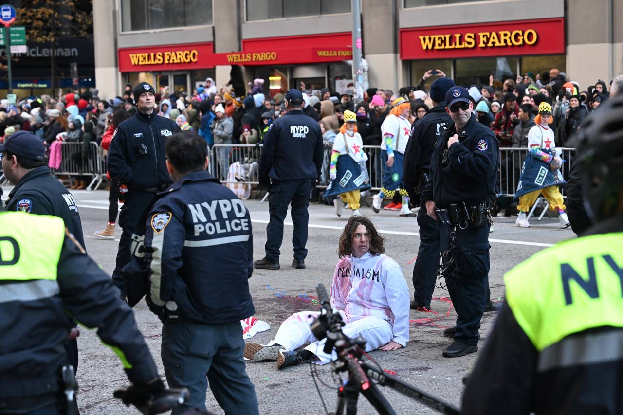 aa-20231123-33003646-33003636-police-arrest-propalestinian-protesters-in-new-york-city-during-thanksgiving-day-parade.jpg