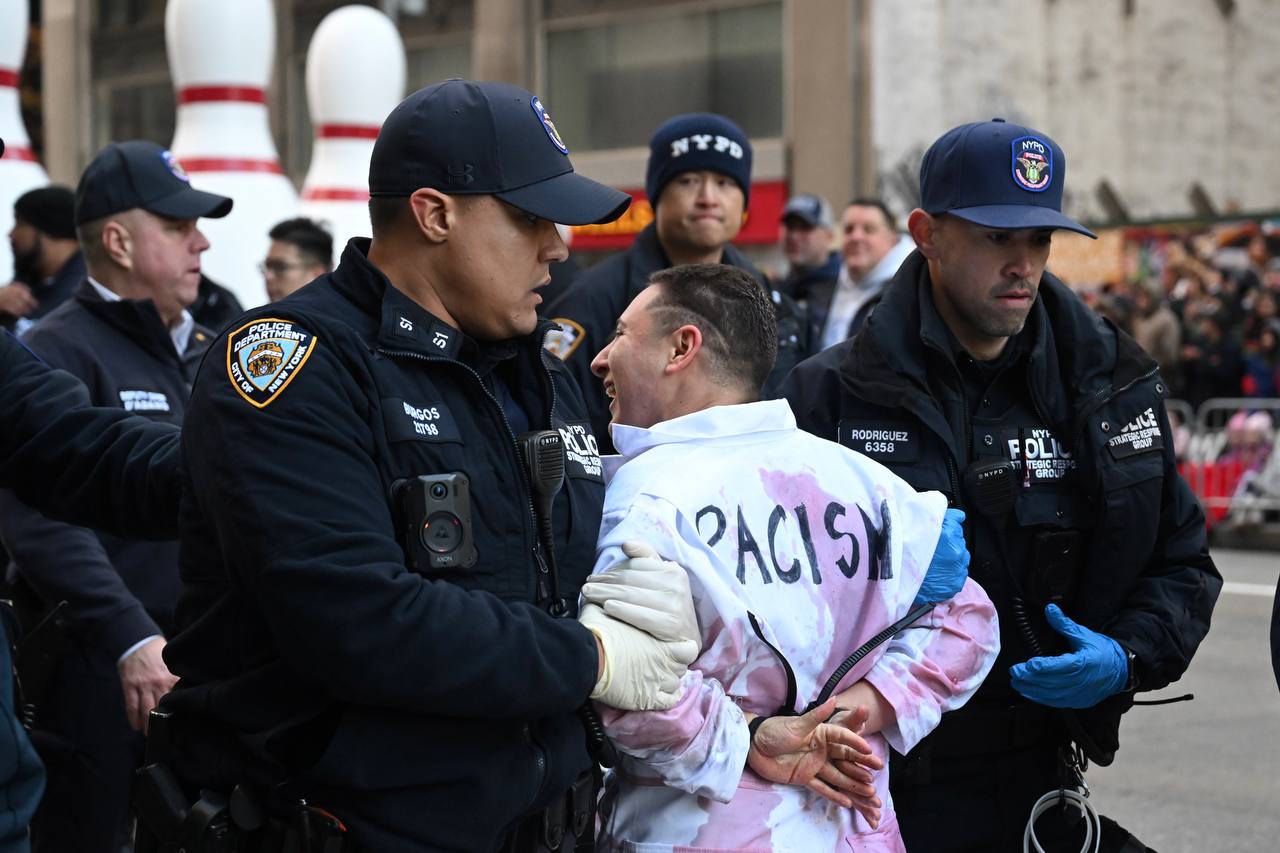 aa-20231123-33003646-33003639-police-arrest-propalestinian-protesters-in-new-york-city-during-thanksgiving-day-parade.jpg