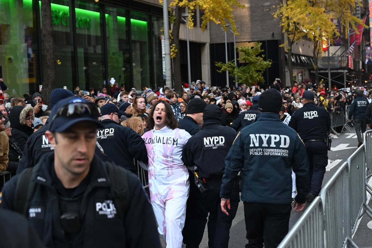 aa-20231123-33003646-33003642-police-arrest-propalestinian-protesters-in-new-york-city-during-thanksgiving-day-parade.jpg