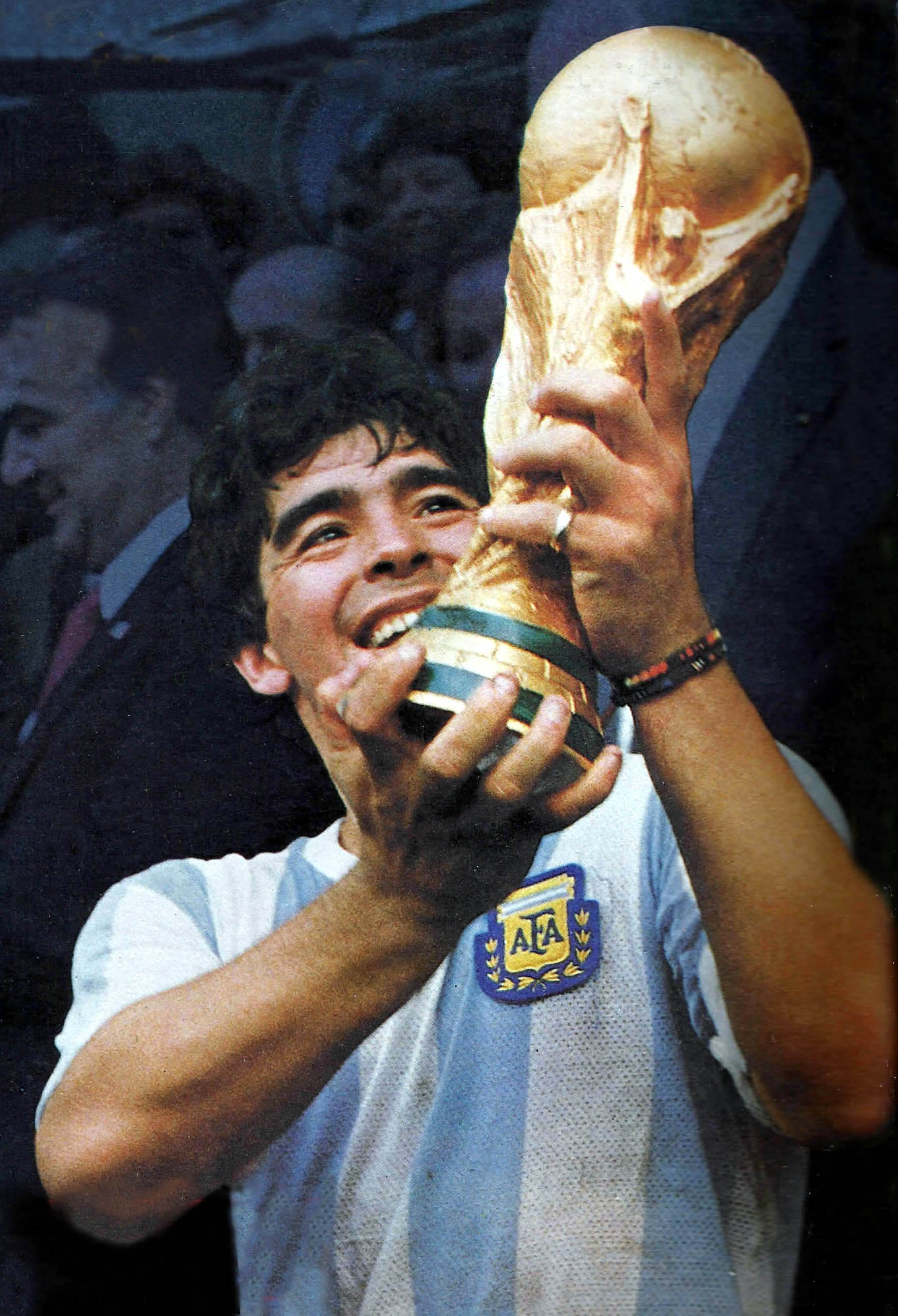 maradona-mundial-86-con-la-copa.jpeg